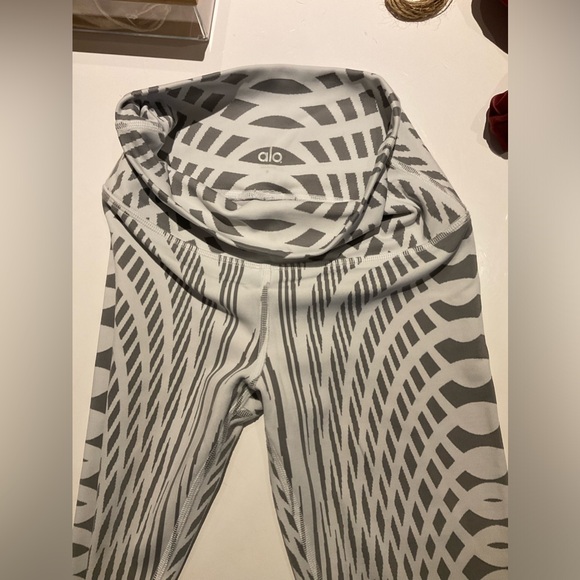 Alo capris - Picture 3 of 3